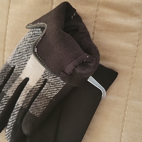 Burberry style warm can touch screen gloves, LV wallet and small bag for watch - Picture 6 of 6